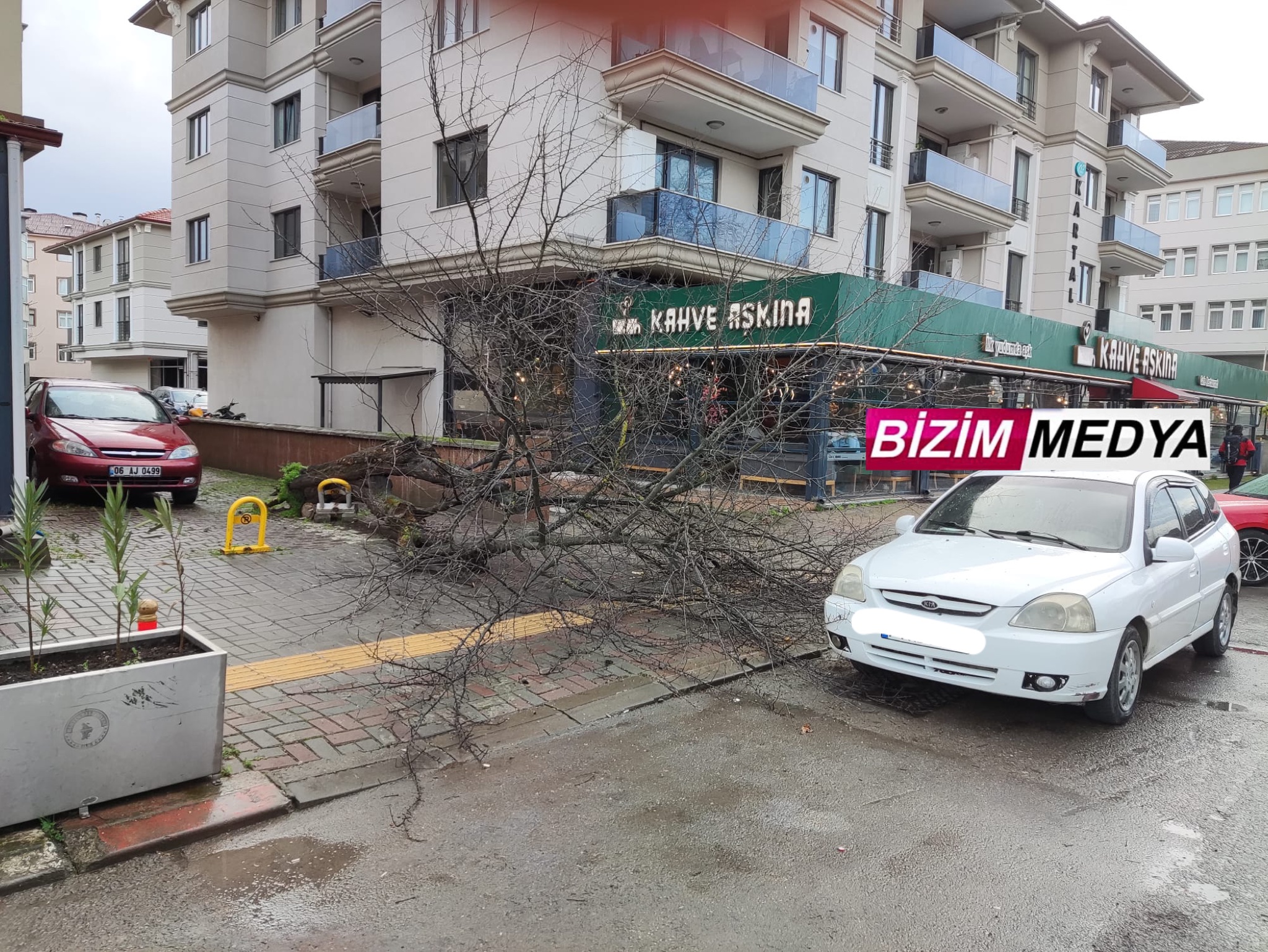 RÜZGARA DAYANAMADI…